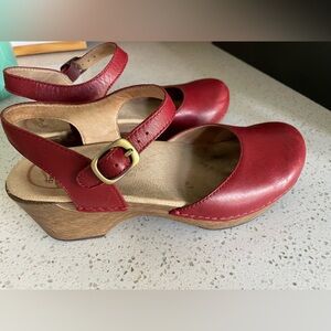 DANSKO size 39 red clogs Mary Jane